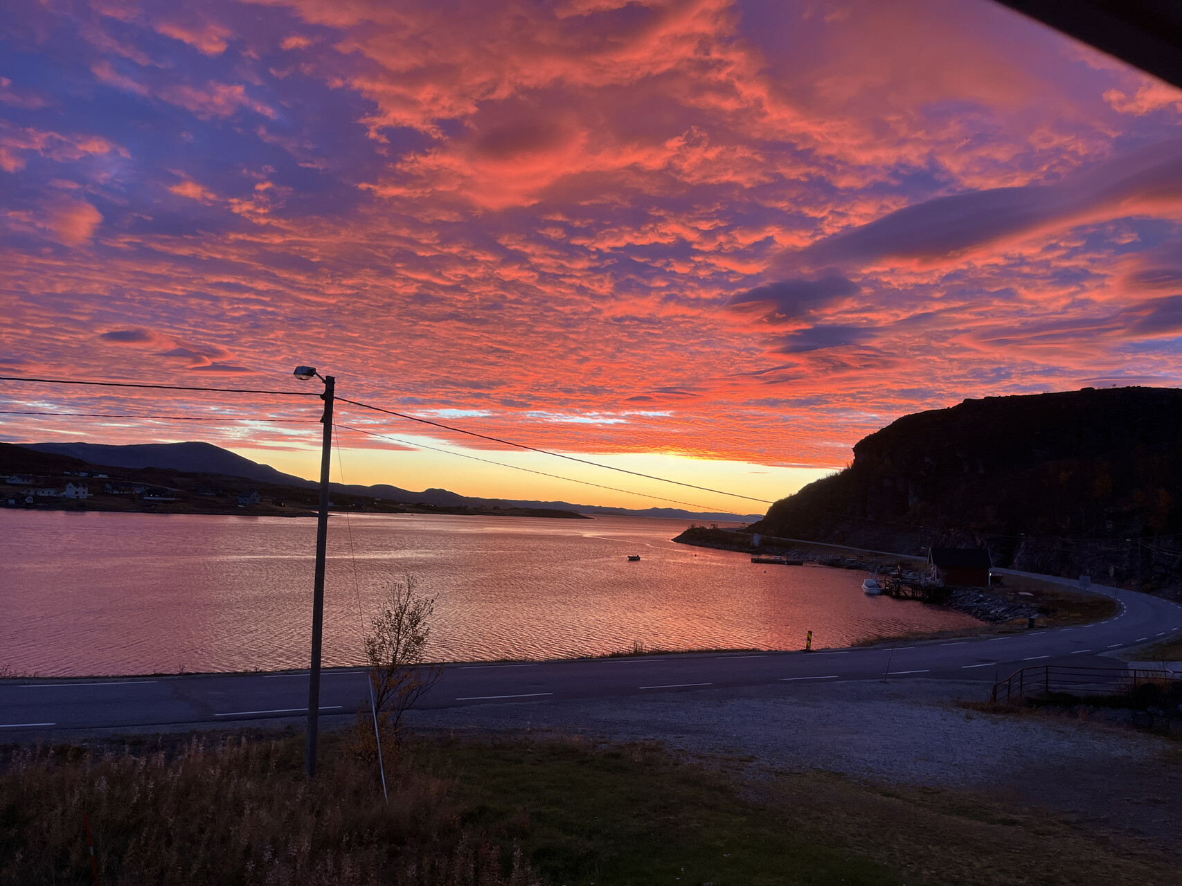 Rød himmel over vannet i Lillefjord
